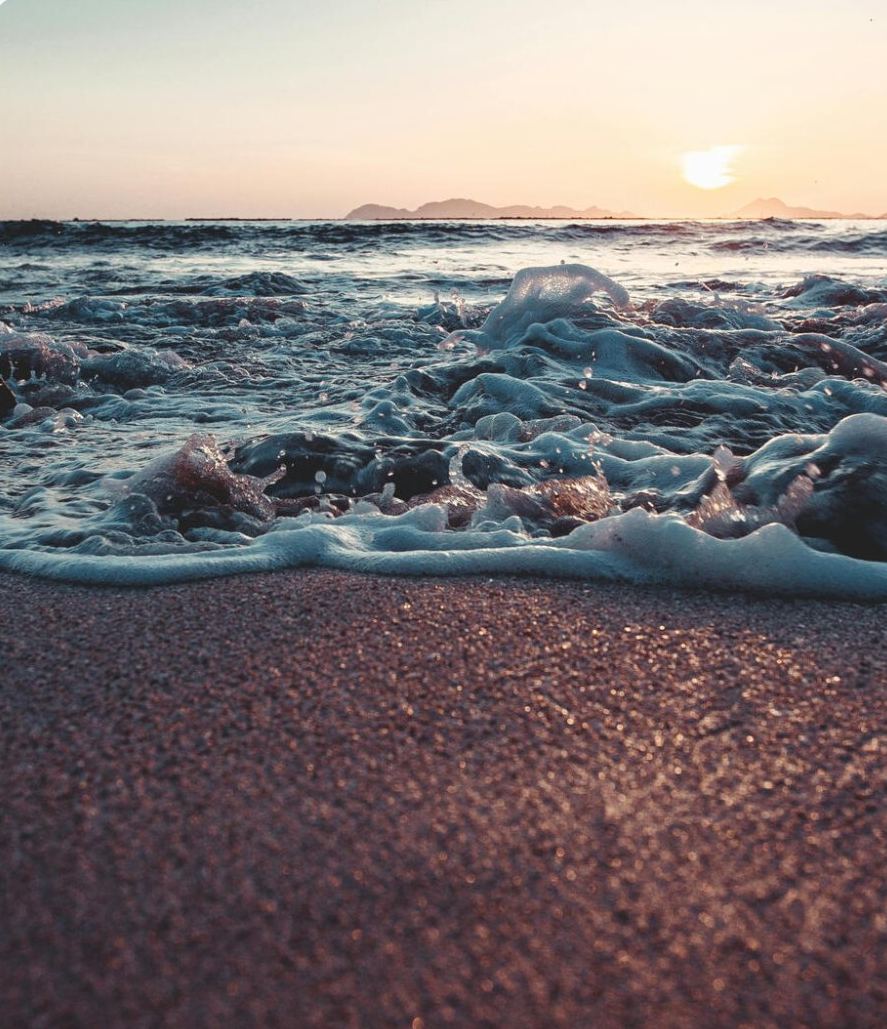 Orilla del mar al atardecer