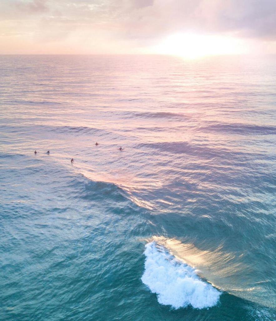 Mar en calma al amanecer